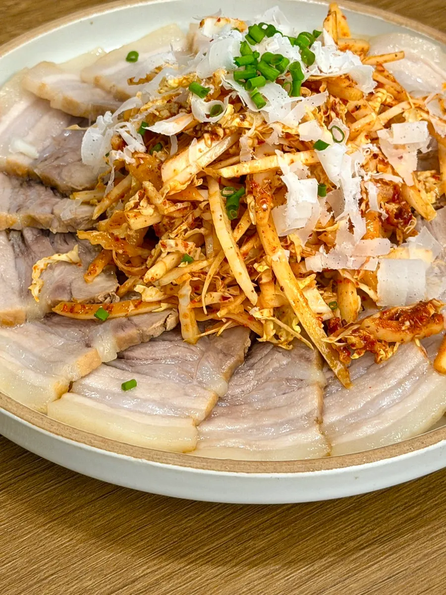 치즈를 올린 겉절이와 삼겹수육 비주얼