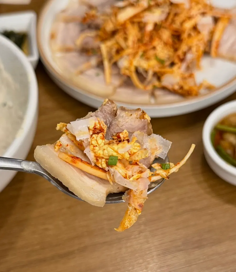 치즈와 겉절이를 올린 삼겹수육 클로즈업