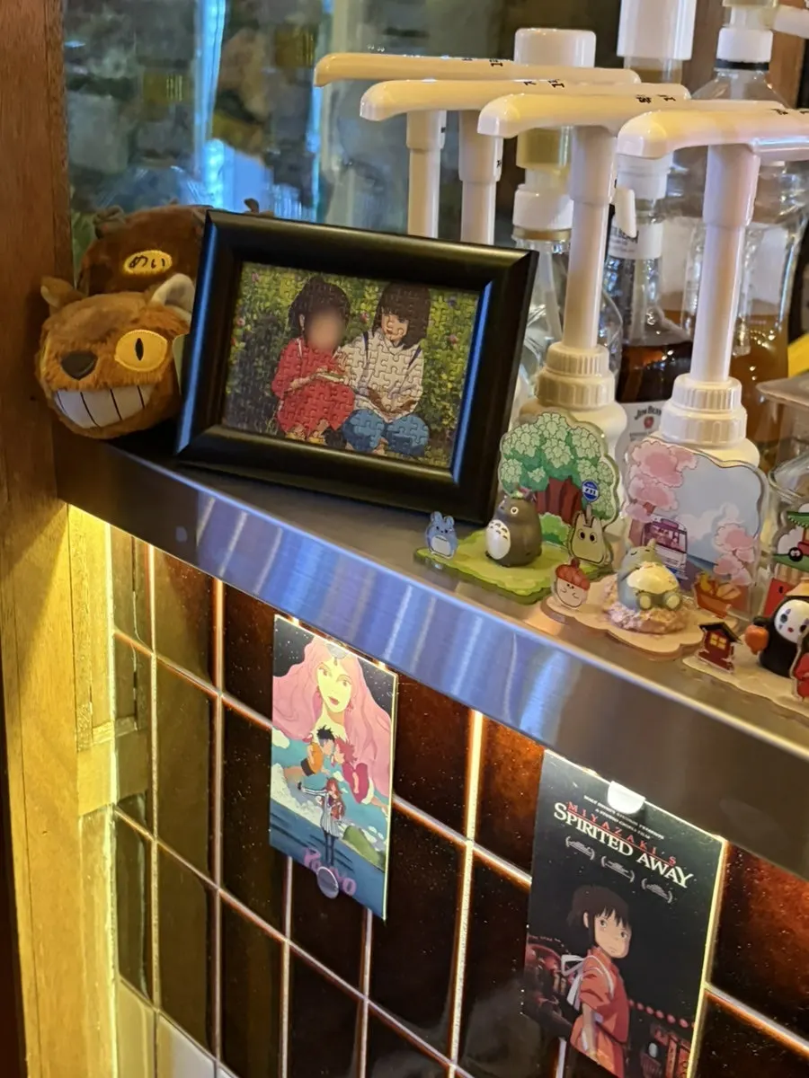 Cute knickknacks displayed inside Sutori