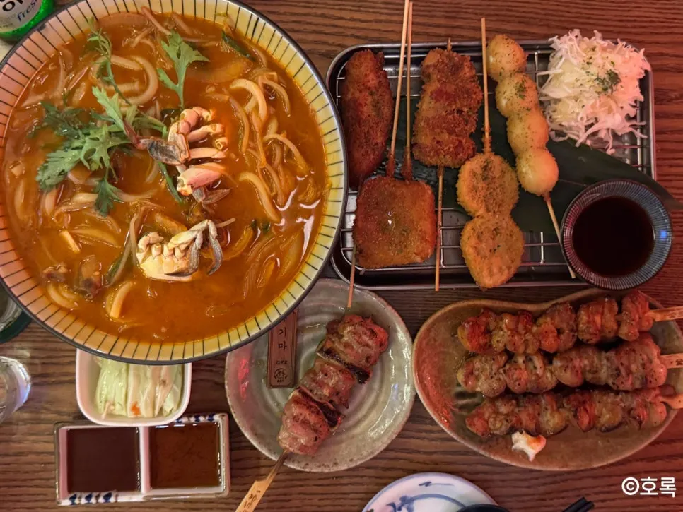 꼬치와 맥주가 차려진 2차 테이블 전경