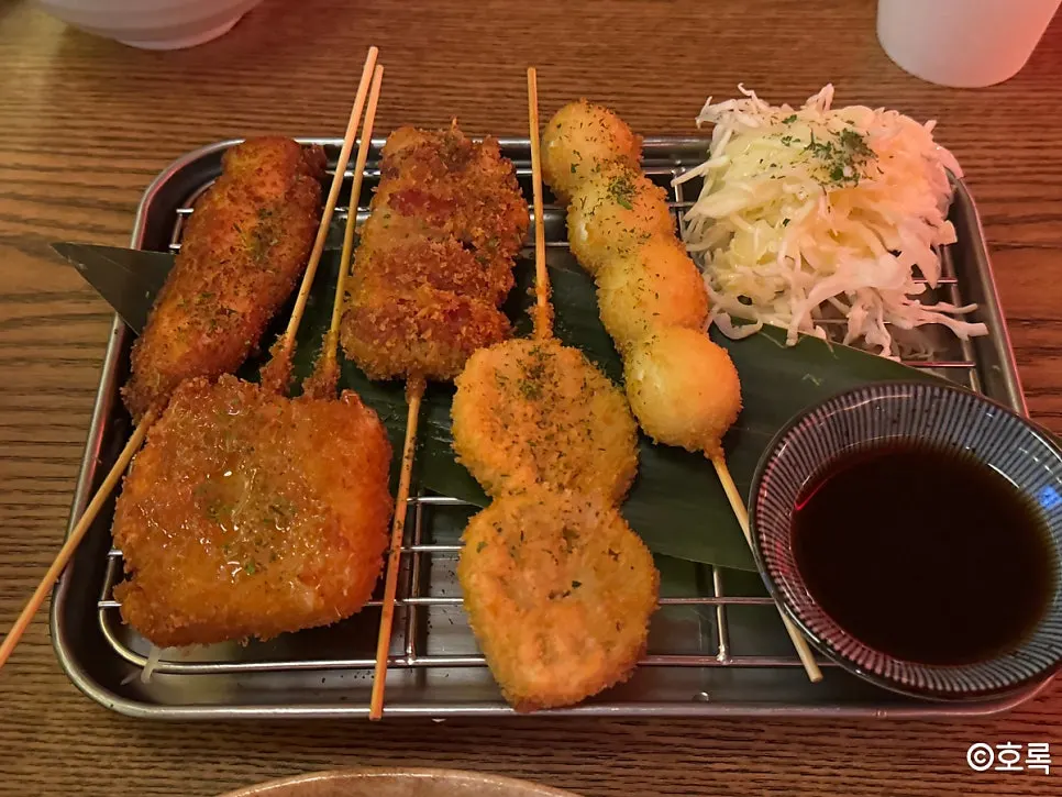 말차 생맥주와 얼음생맥주 두 잔