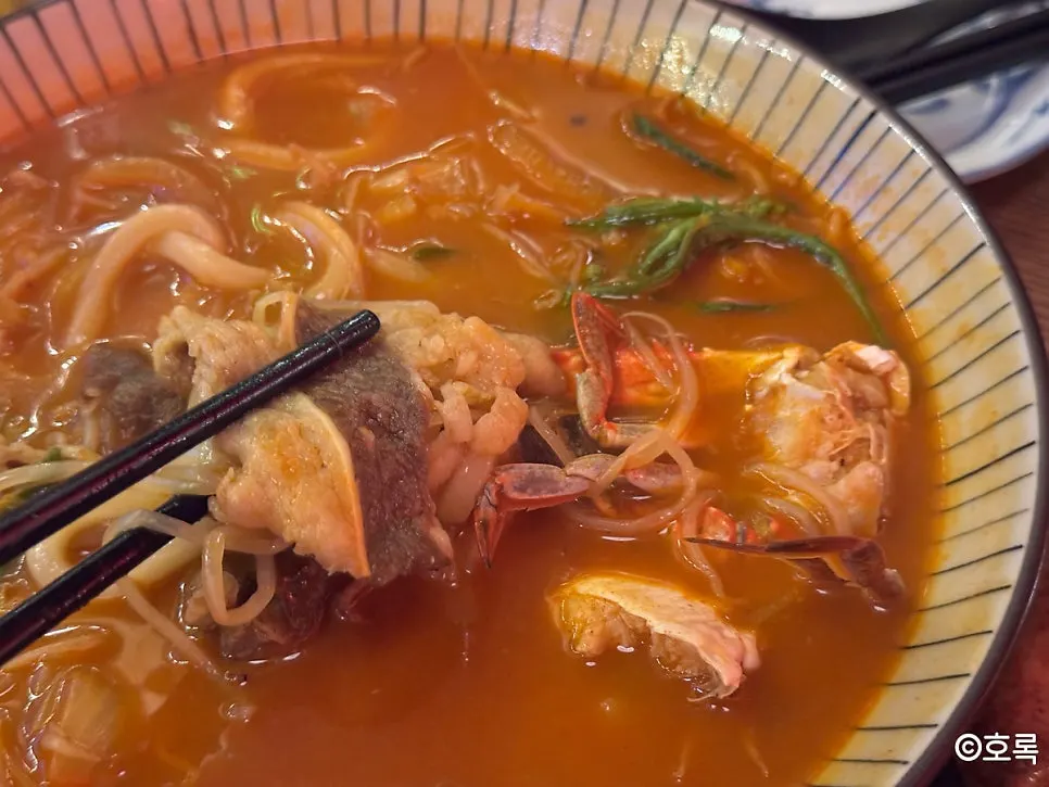 게가 올라간 우삼겹 해물우동