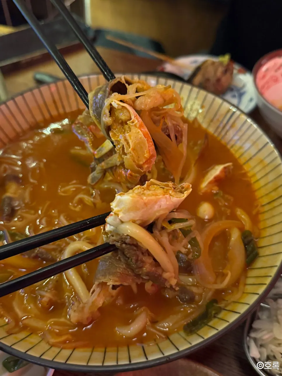 칼칼한 국물의 우삼겹 해물우동 클로즈업