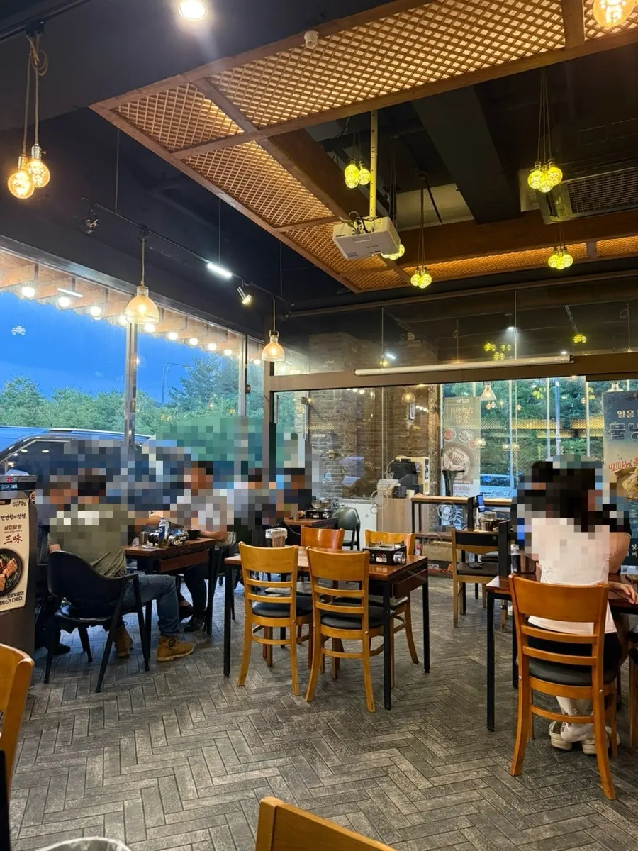 Spacious hall with weekday evening customers