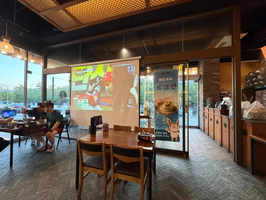 Kkankkan Jjokbal Suwan Branch dining area