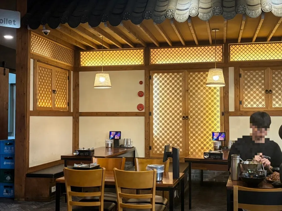 Restaurant space where baseball can be watched