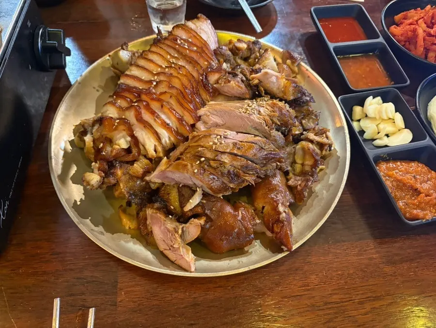 A piece of charcoal-grilled jokbal