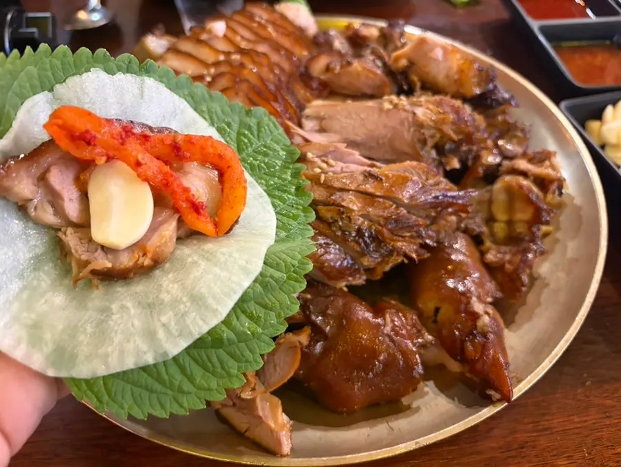 Jokbal eaten with perilla leaf