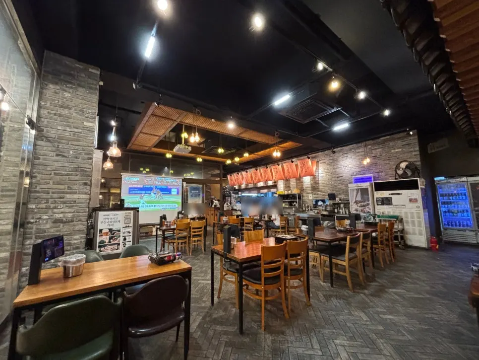 Spacious interior of Kkankkan Jjokbal Suwan Branch