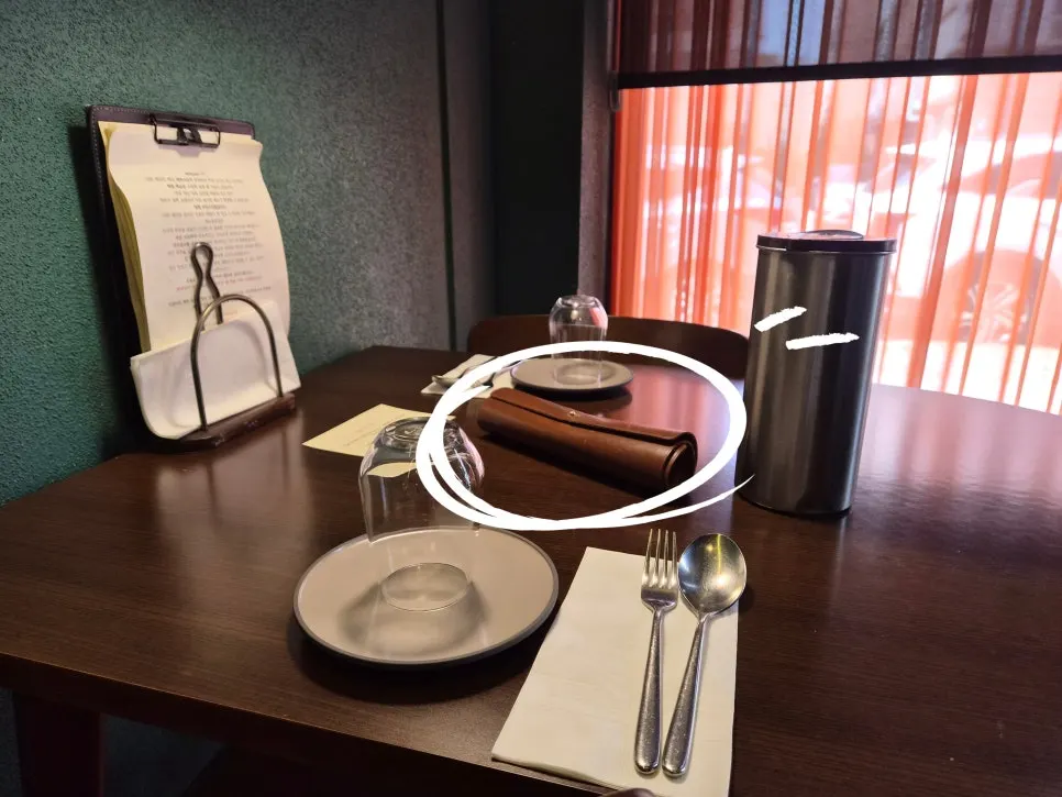 갈색 가죽 두루마리 메뉴판을 펼친 모습