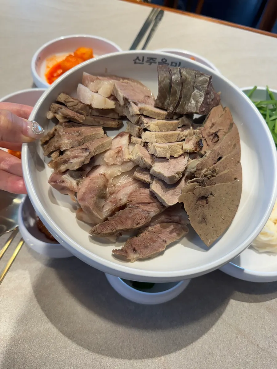 Rich broth and somyeon from the self-service bar