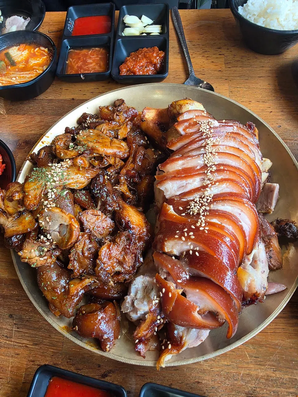 옛날식왕족발과 직화매운족발 반반 접시