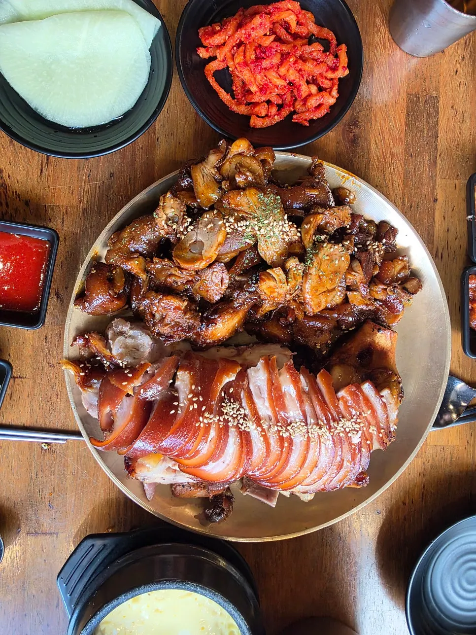푸짐하게 담긴 두 가지 맛 반반족발