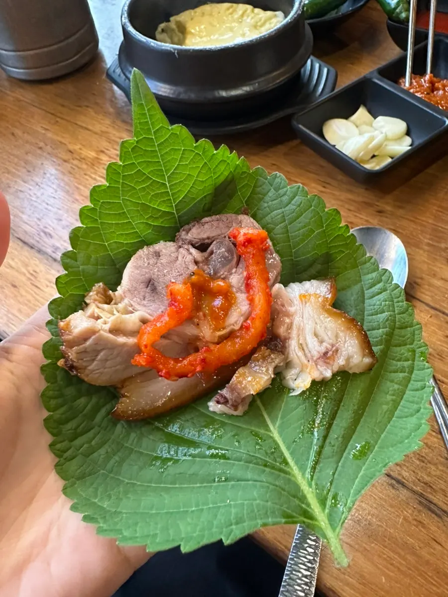Charcoal-grilled jokbal with a variety of cuts