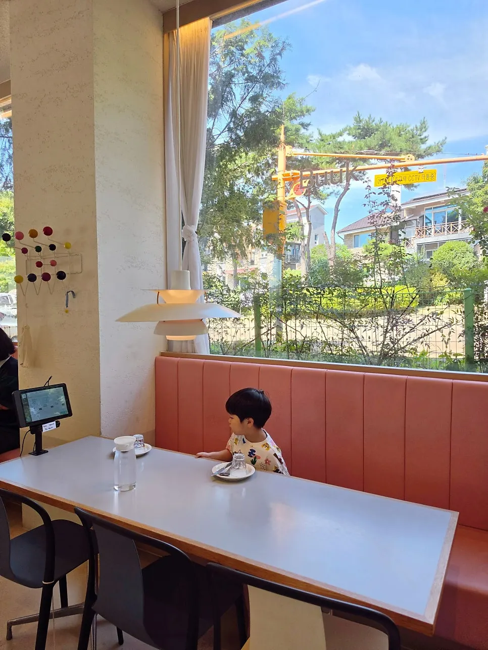 Restaurant space with a calm atmosphere