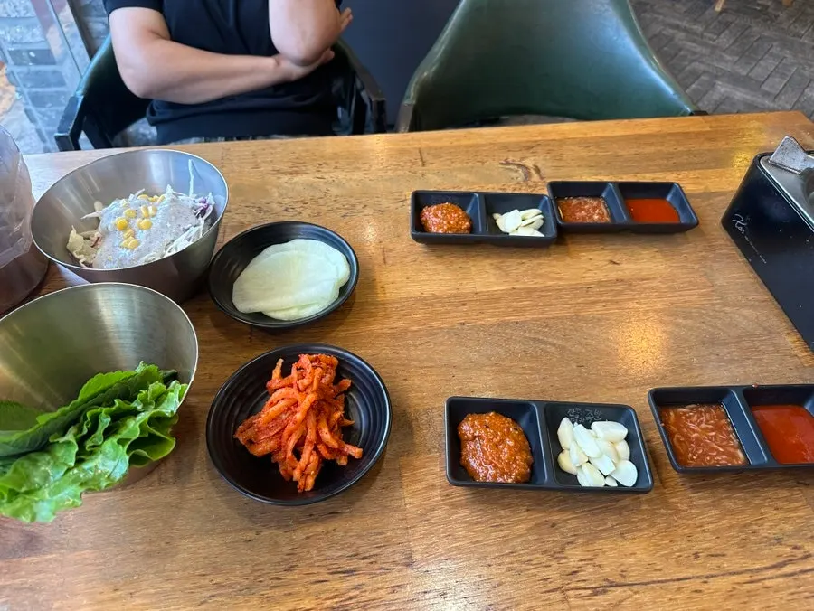 야구 중계 스크린이 있는 매장 내부