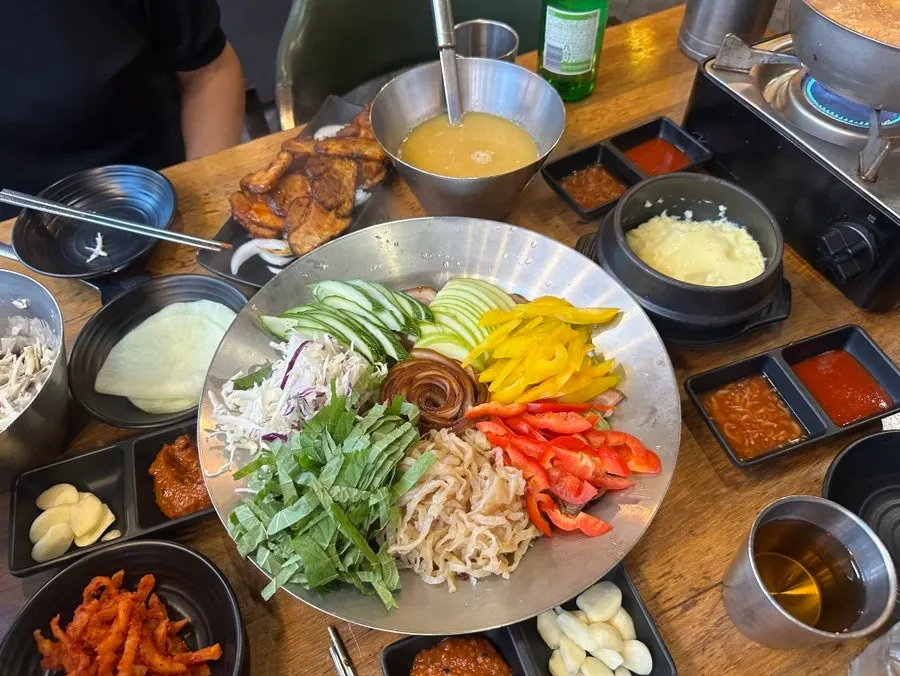 채소와 해파리무침을 곁들인 냉채족발