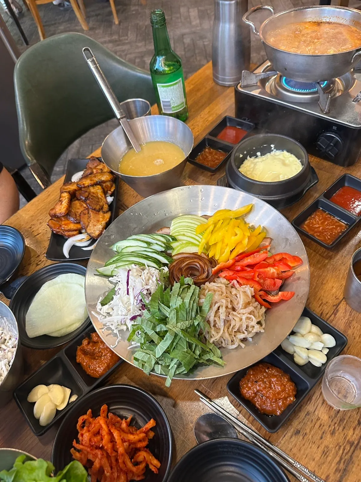 채소와 해파리무침을 곁들인 냉채족발