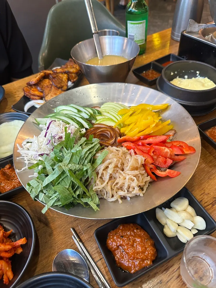 채소와 해파리무침을 곁들인 냉채족발