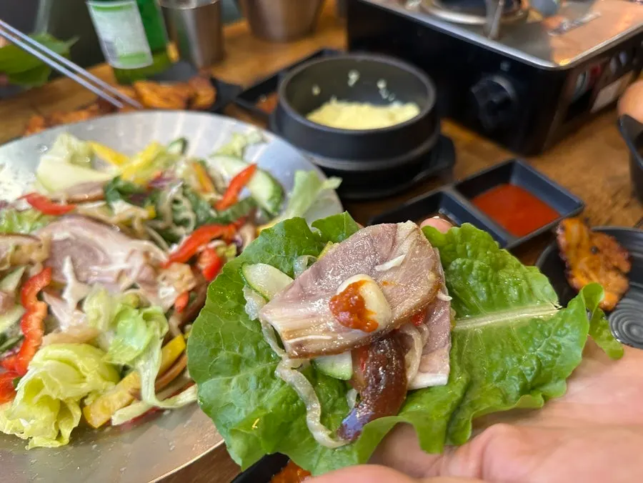 쌈 채소와 함께 먹는 냉채족발