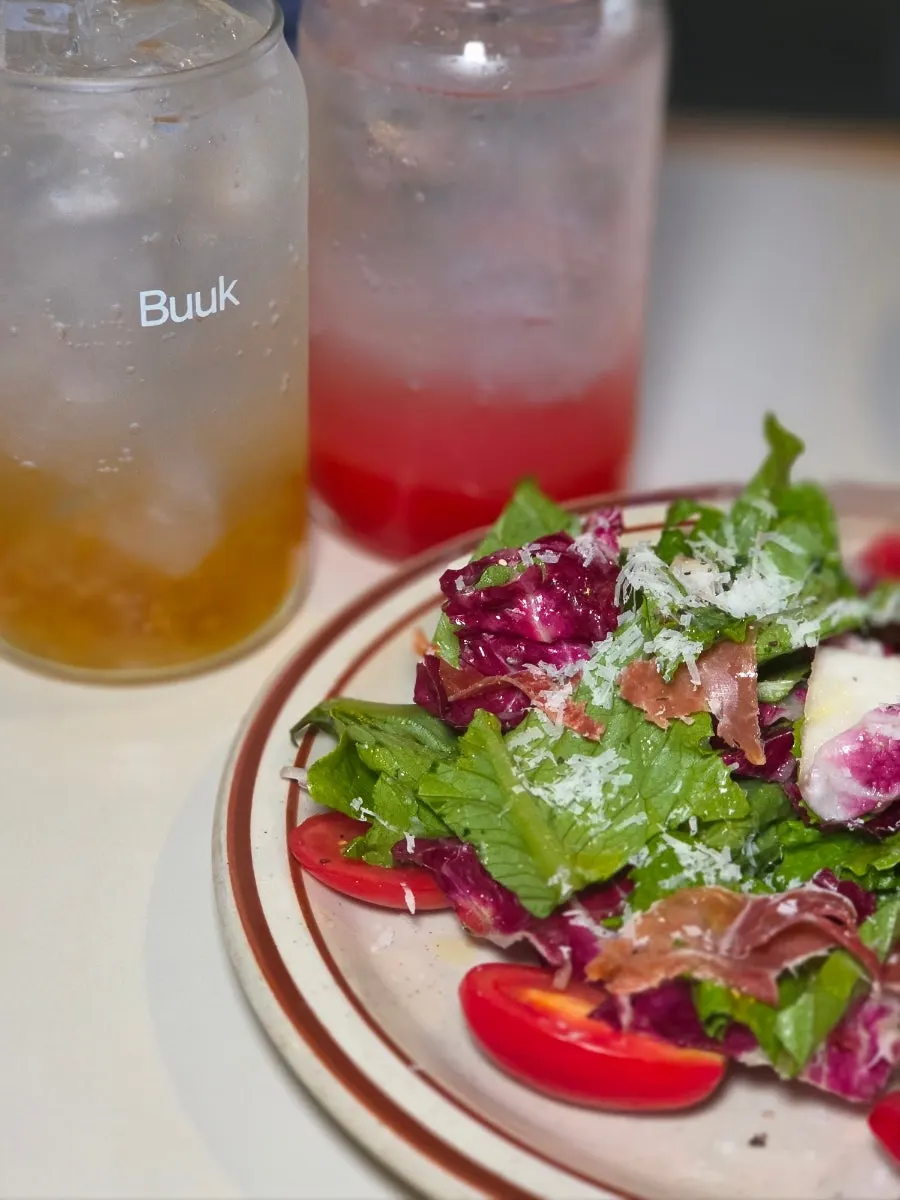 Garden salad with bacon and cherry tomatoes