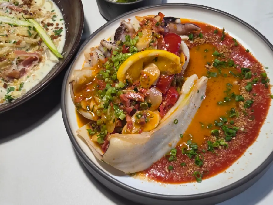 토마토 소스를 곁들인 갑오징어 요리