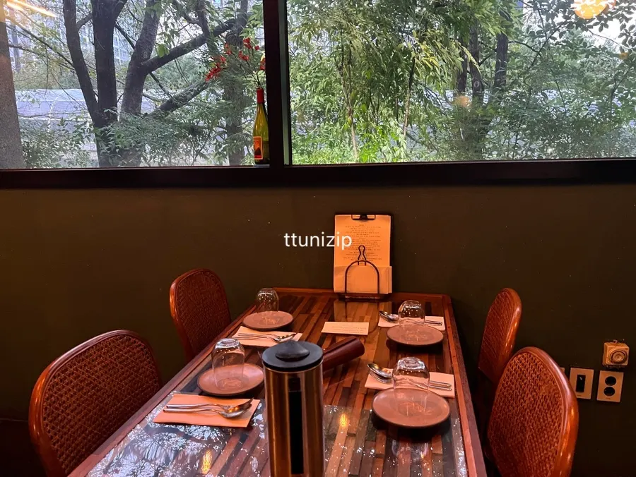 Bàn ăn tại Suwanjigu Form được set sẵn theo số lượng khách đặt trước