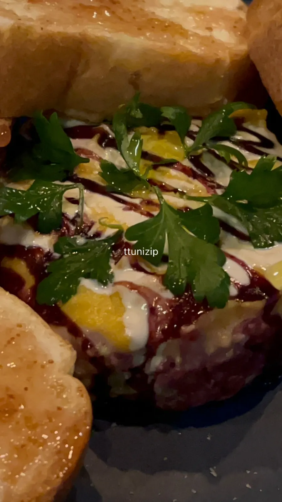 Tartare thịt bò Hàn Quốc ăn kèm bánh brioche
