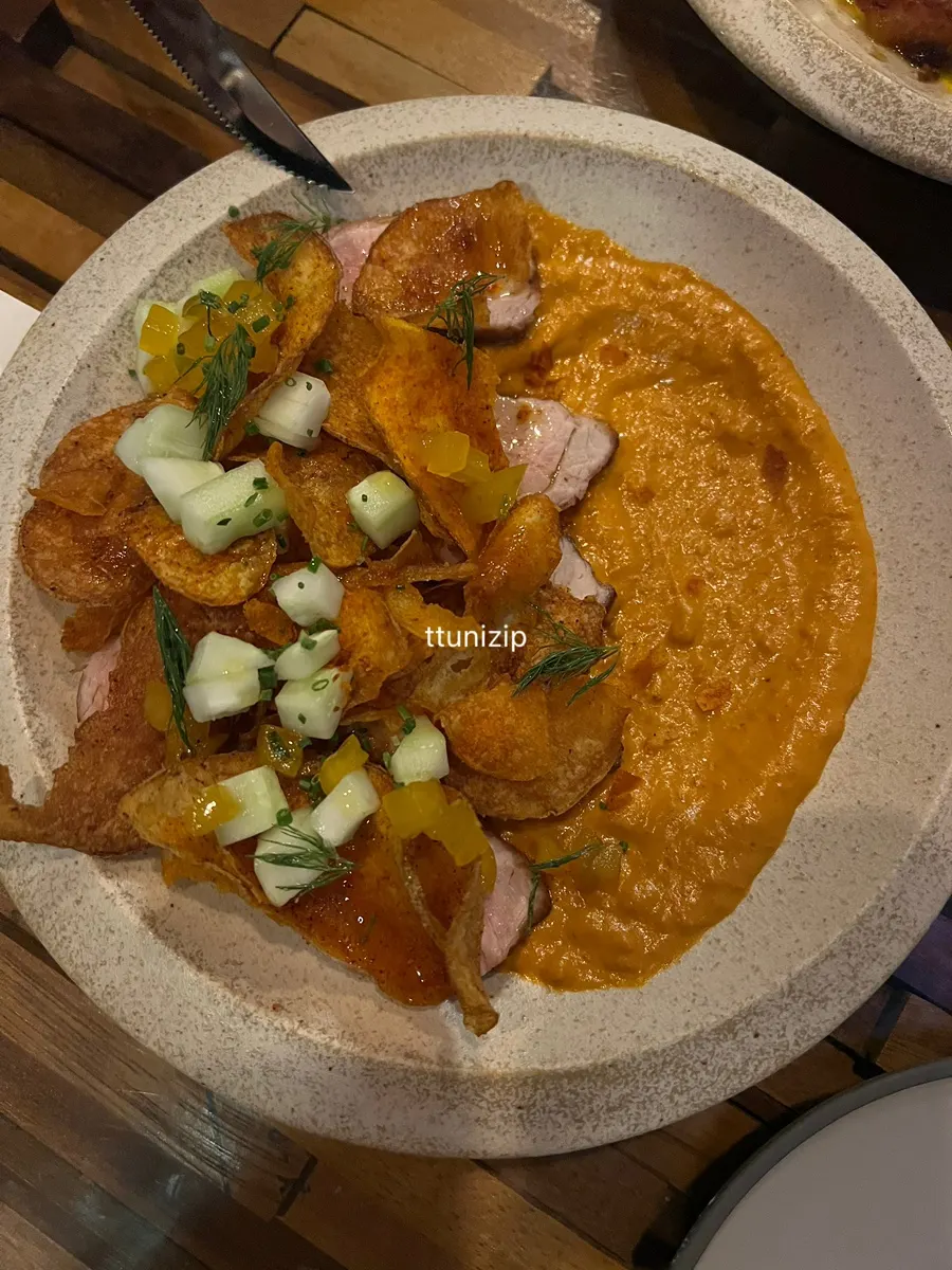 Món thăn heo mùa hè với sốt romesco cay