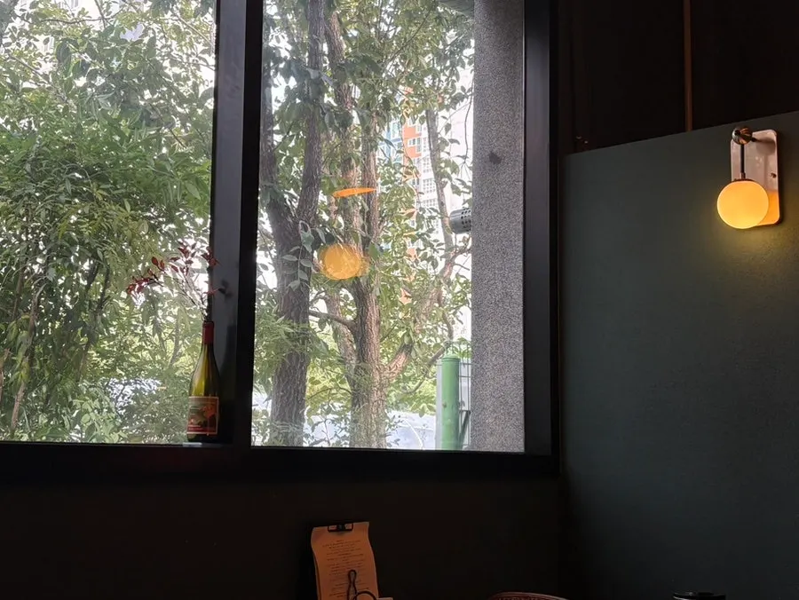 수완지구폼 안쪽 4인석과 창문