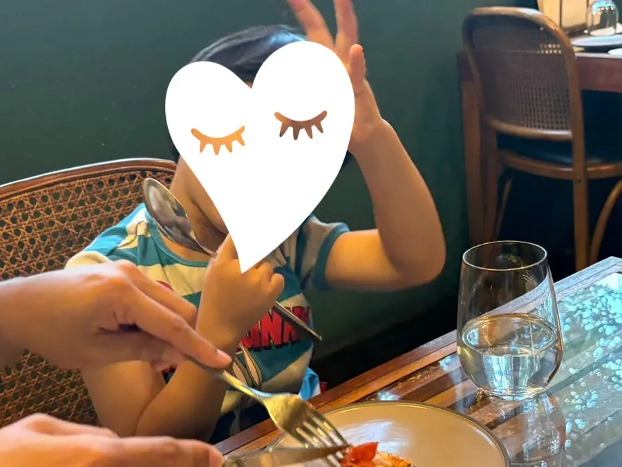 새우 요리를 맛있게 먹는 아이