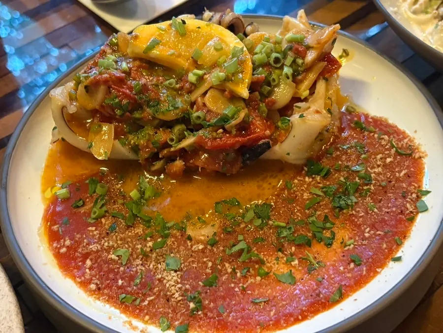 토마토소스와 엔초비빵가루를 곁들인 갑오징어 요리
