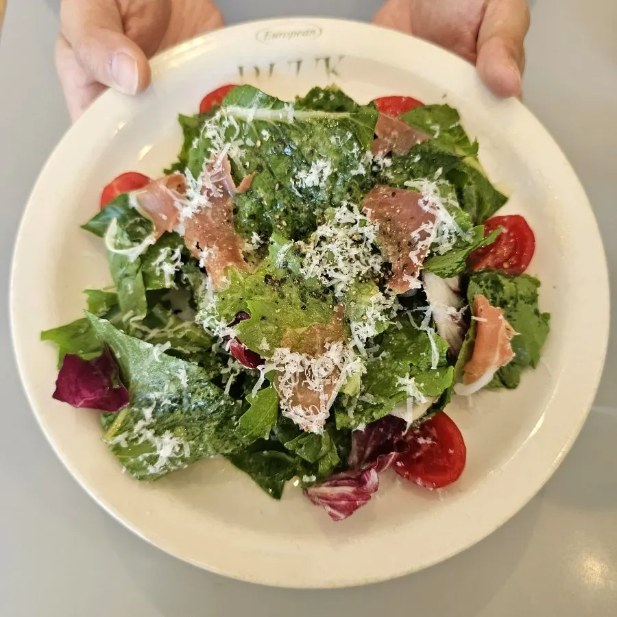 Garden salad con jamón prosciutto y queso