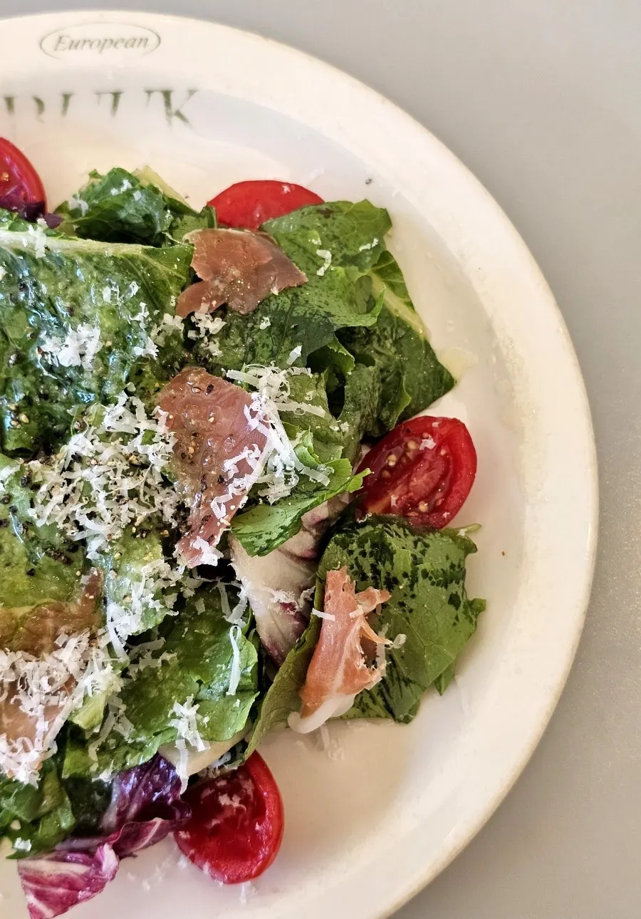 Garden salad con verduras frescas y tomates cherry