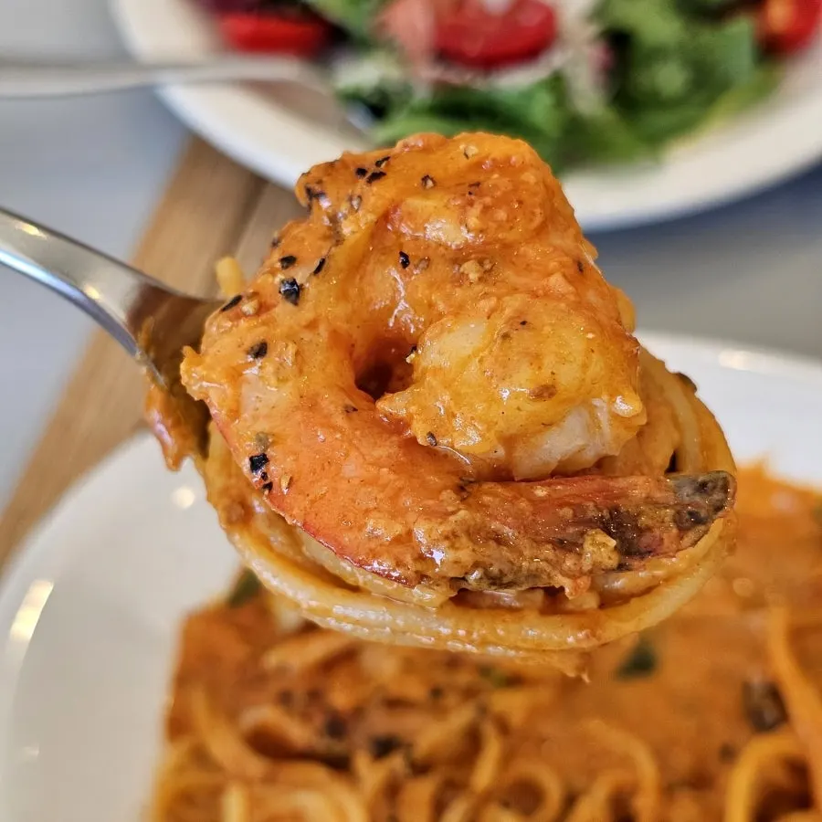 Pasta con gambas y salsa rosé