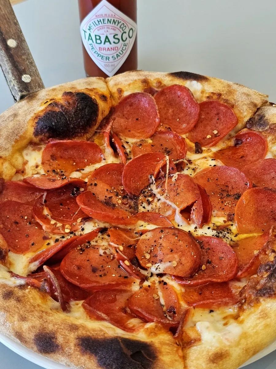 Pizza al horno de leña con queso y pepperoni