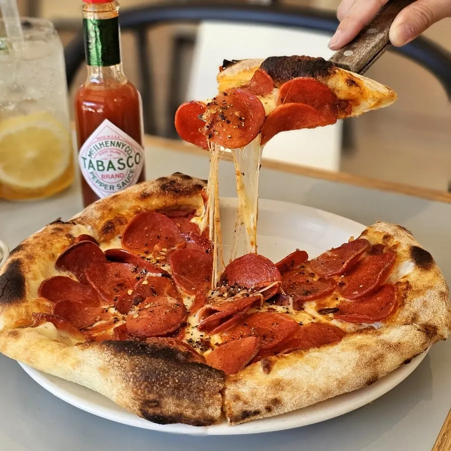 Pizza de pepperoni al horno de leña con masa crujiente