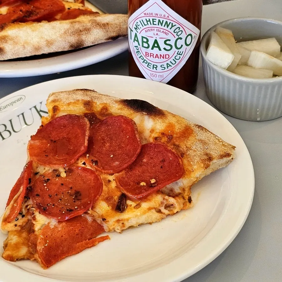 Pizza con abundante pepperoni