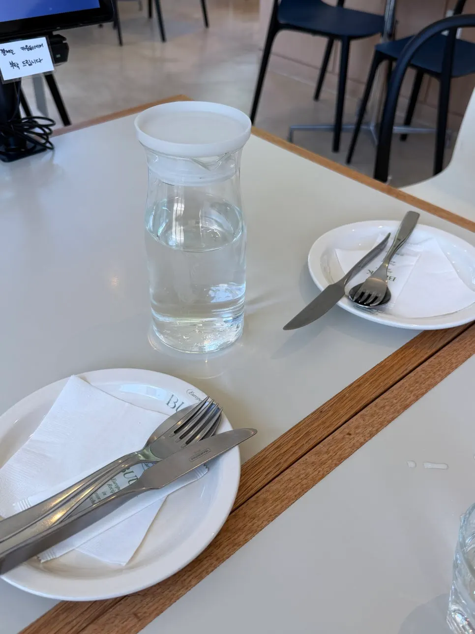 깔끔하게 세팅된 식사 테이블