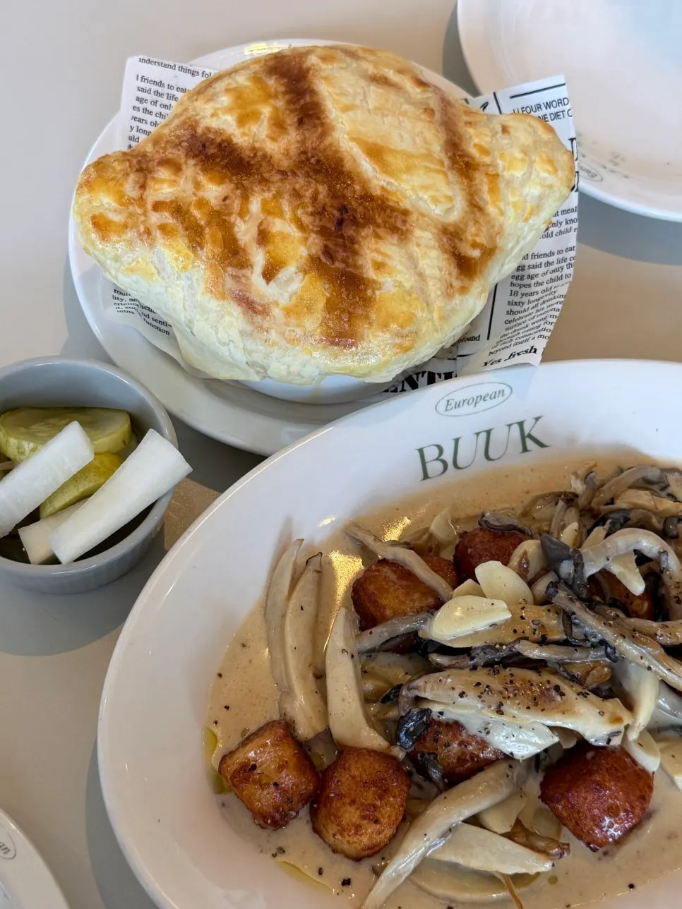 페스츄리 빵을 올린 단호박 스프