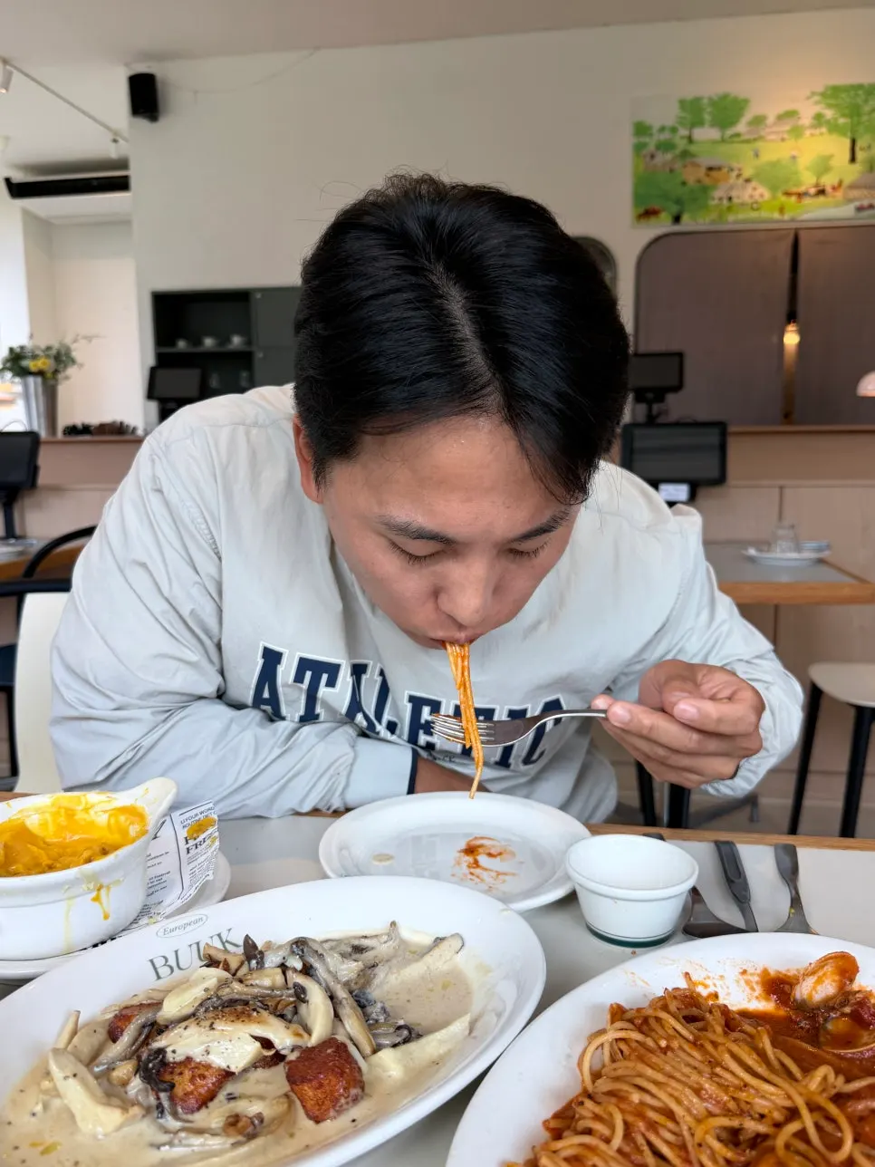 해산물 감칠맛이 느껴지는 토마토 파스타
