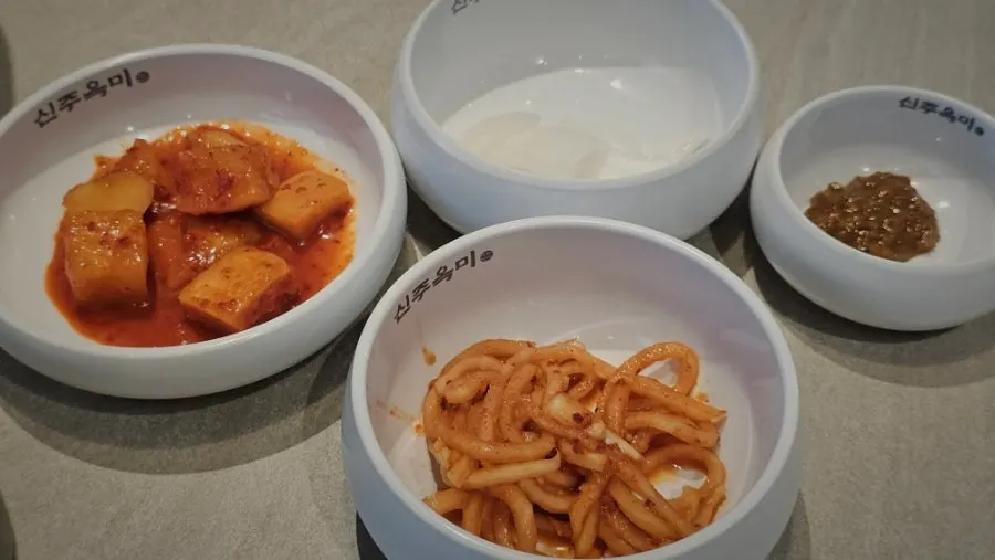 신주옥미 수완지구점 기본 반찬 상차림
