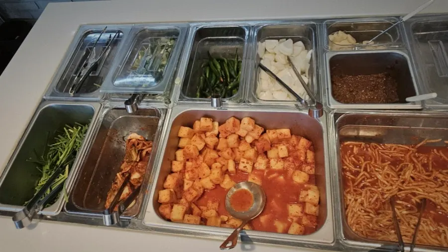 이쁜 그릇에 담긴 기본 반찬