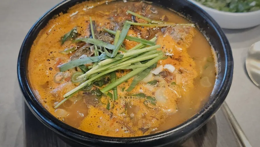 수육 삶는 시간 안내와 매장 내부