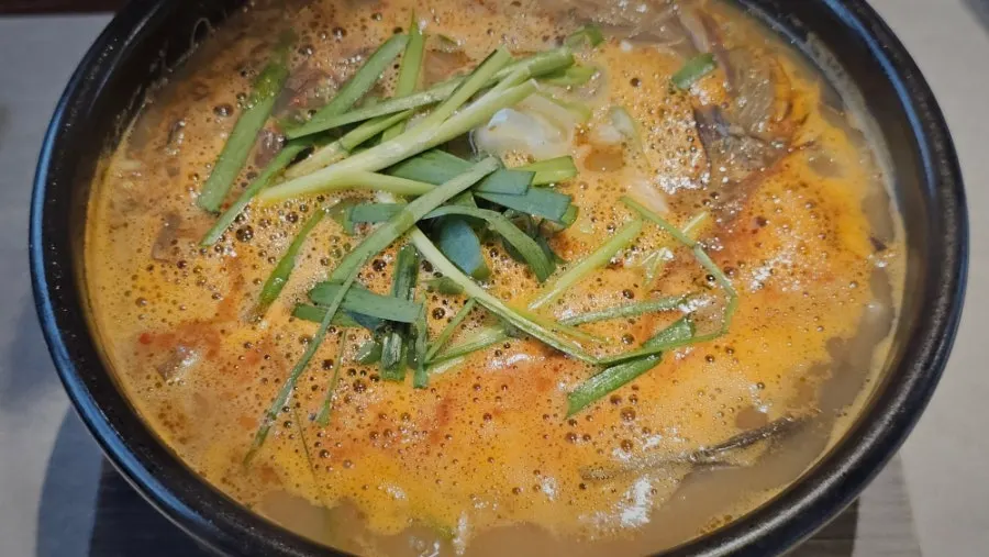 상에 차려진 국밥과 수육정식