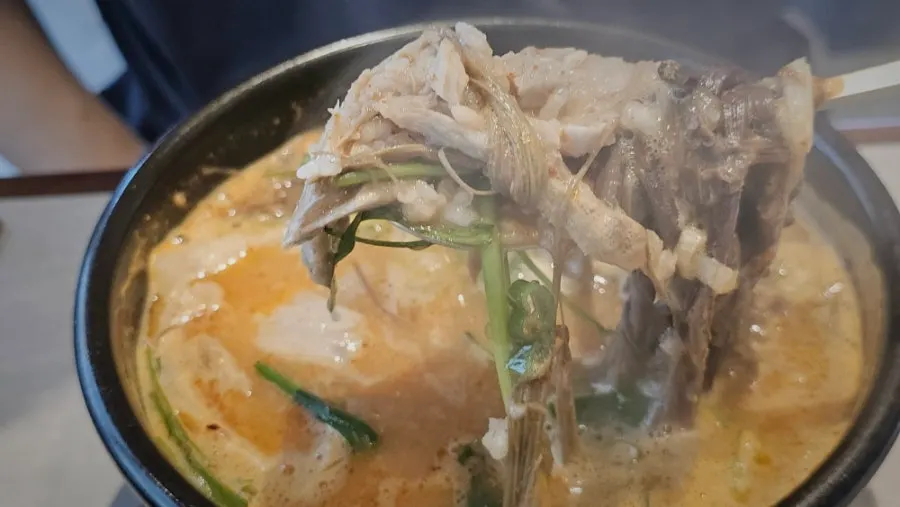 찹쌀누룽지가 말아진 돼지국밥