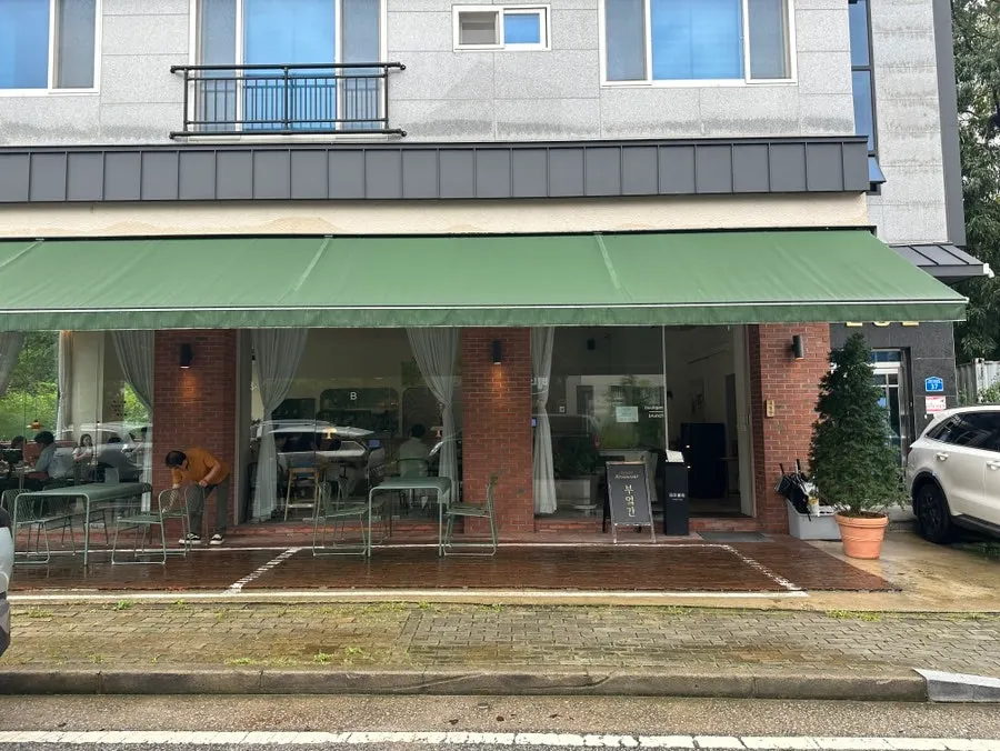 Bueokgan Suwan Branch exterior with brick walls and an awning