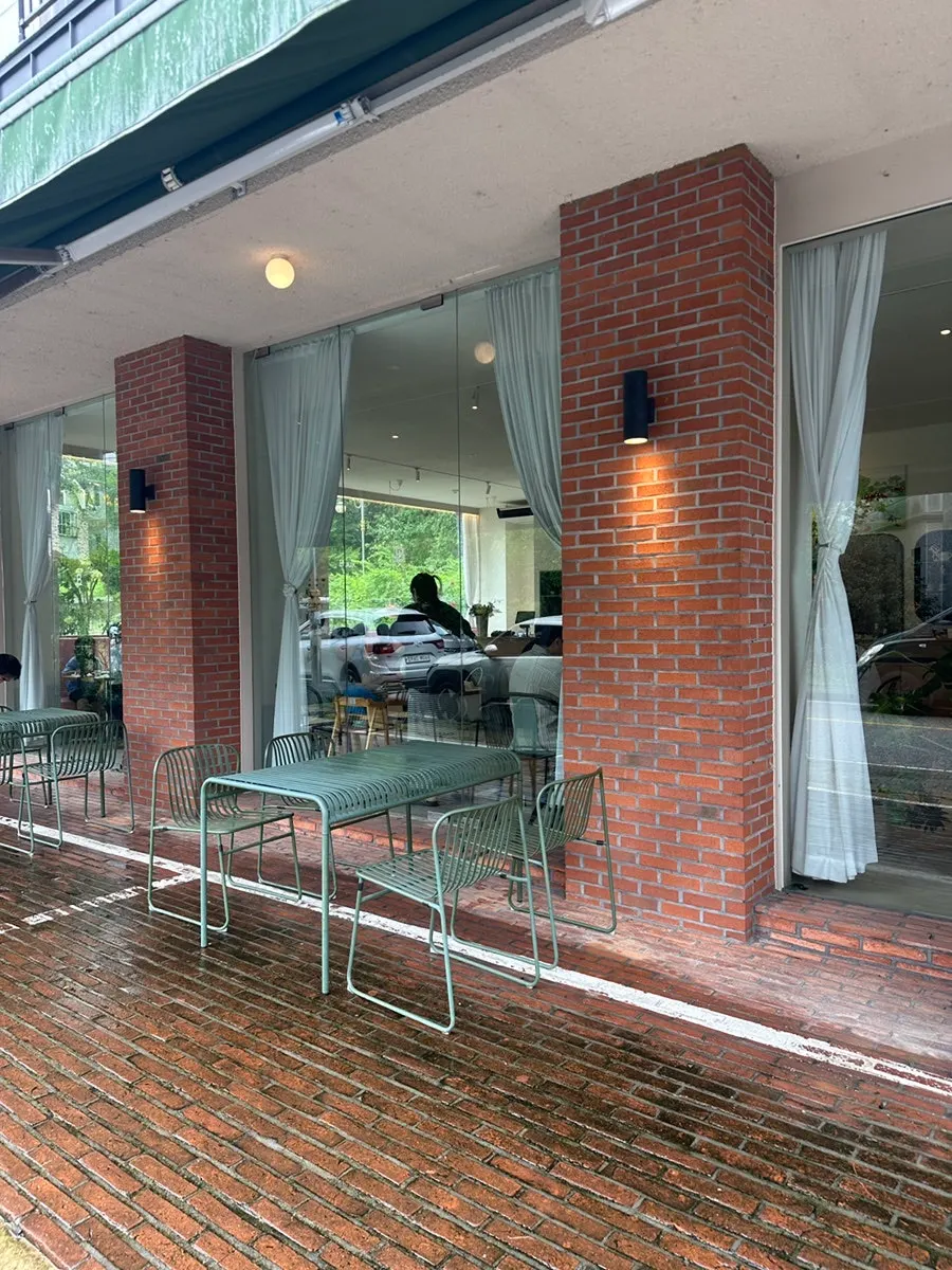 Restaurant exterior with an Italian forest concept