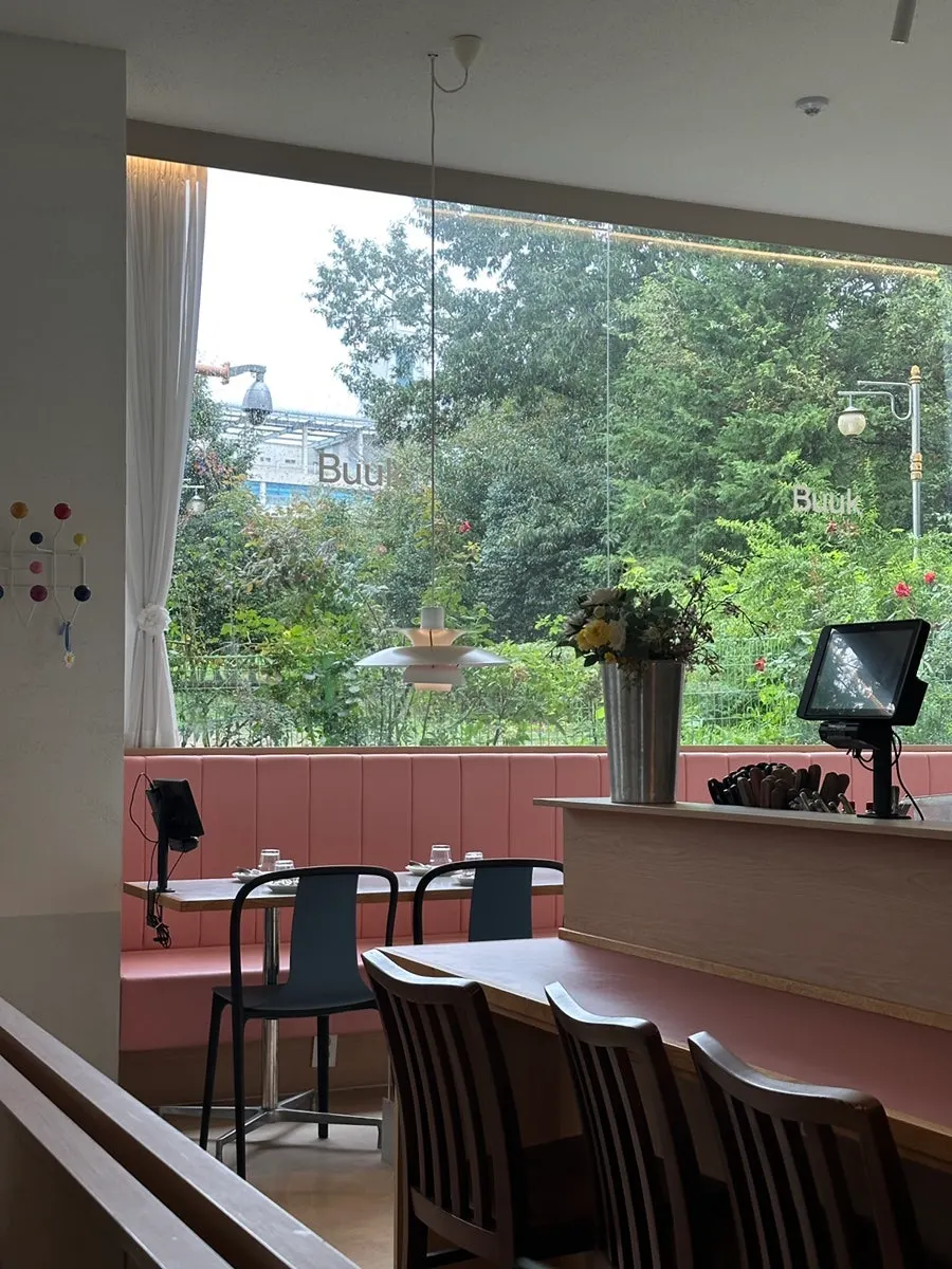 Bueokgan Suwan Branch interior with large floor-to-ceiling windows