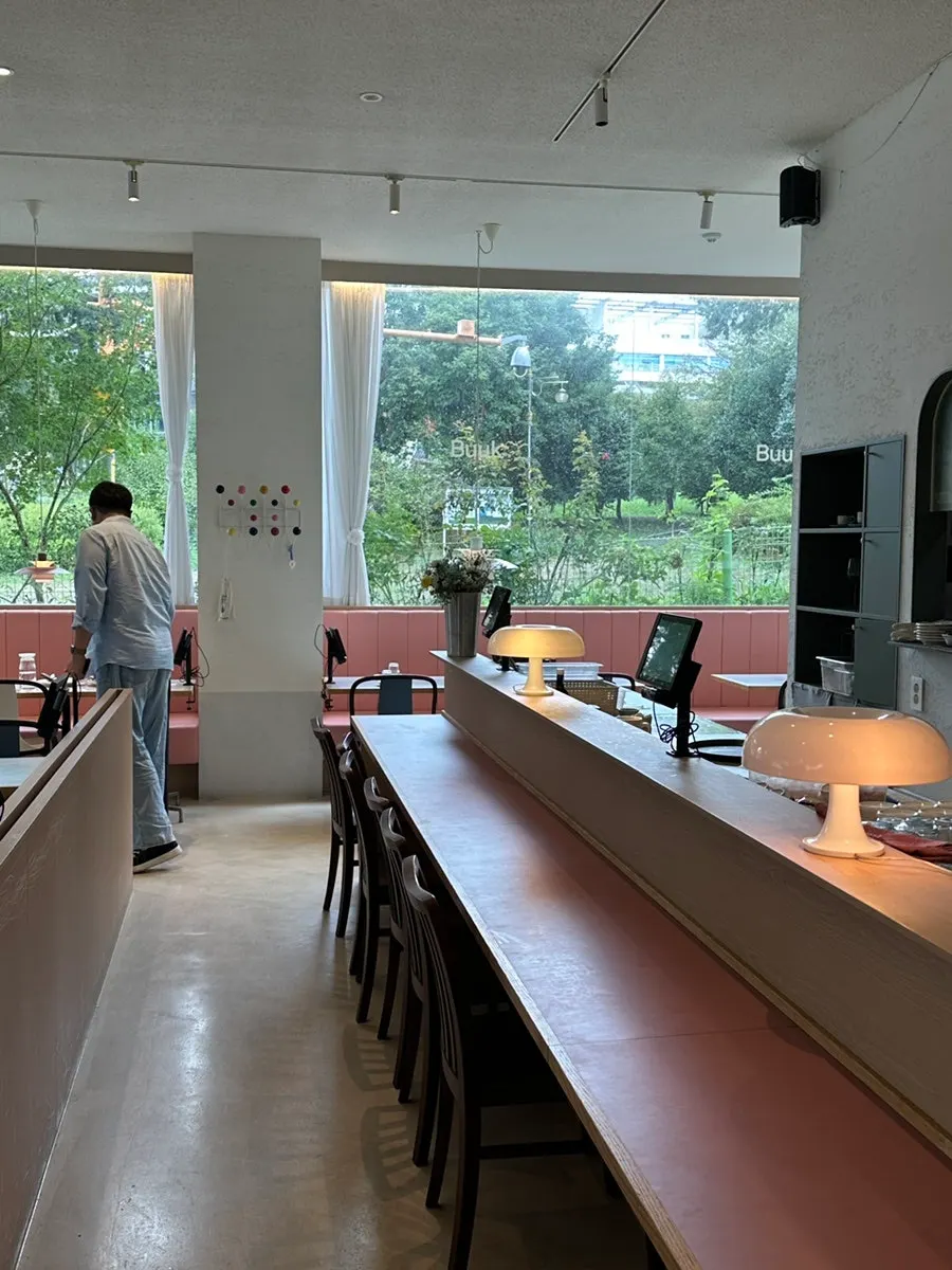 Atmospheric interior at Bueokgan Suwan Branch